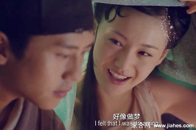 牡丹身着素雅长裙倚坐廊下，眼波流转似有轻愁，柔美中带着几分倔强与思索