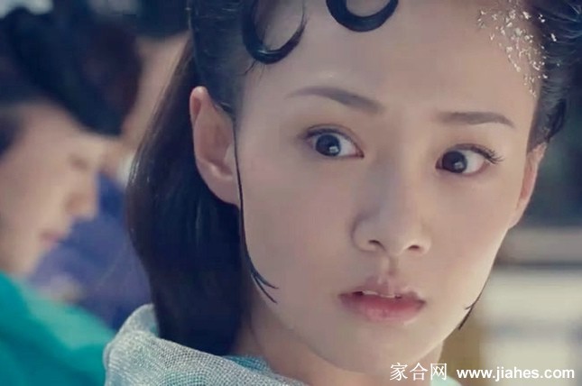 牡丹仙子手持书卷凝神静思，发丝轻垂，窗外光影朦胧，尽显豆蔻年华的恬静与灵气