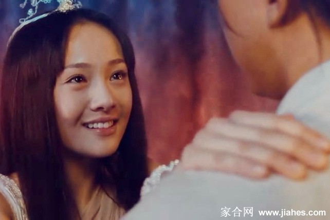 牡丹置身于绚烂花海之中，一袭白衣飘逸若仙，神情憧憬地望着远方，似在遥想画壁外的天地