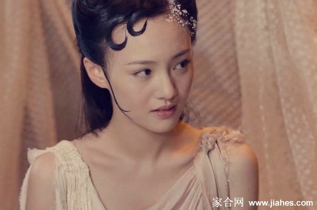 牡丹与芍药仙子并肩而立，一清纯一娴静，两人目光交汇，演绎出仙境中深厚动人的姐妹情谊