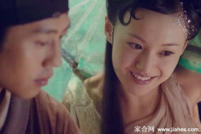 特写镜头下的牡丹仙子妆容精致，簪花点缀鬓间，低眉颔首间尽显古典少女的婉约风致