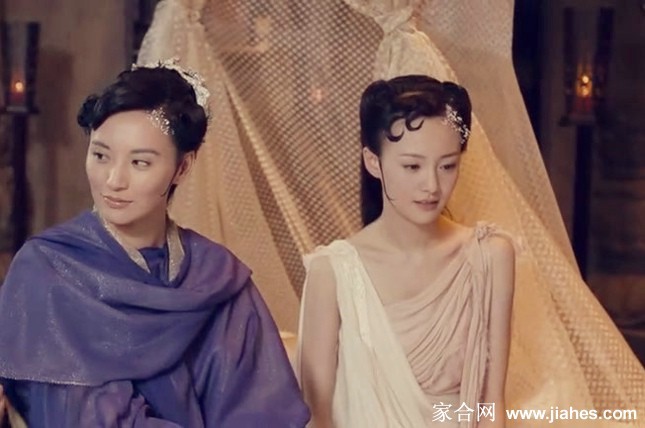 牡丹仙子在薄雾弥漫的林中独自伫立，身影纤细飘渺，仿佛下一刻便会随风化入这仙境晨雾之中