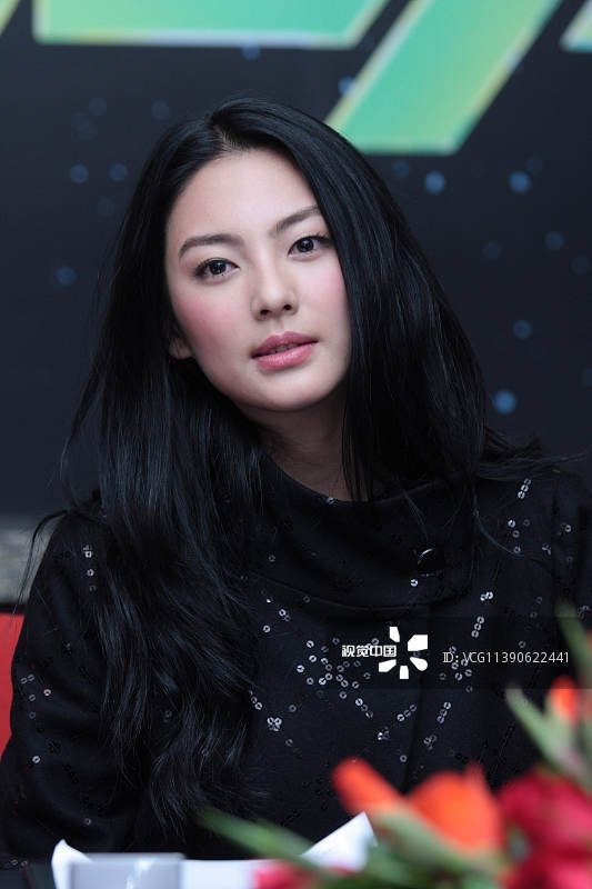 张雨绮近距离特写，眼眸低垂似在思考，精致耳饰与面部轮廓在柔和光线下更显立体与静谧之美