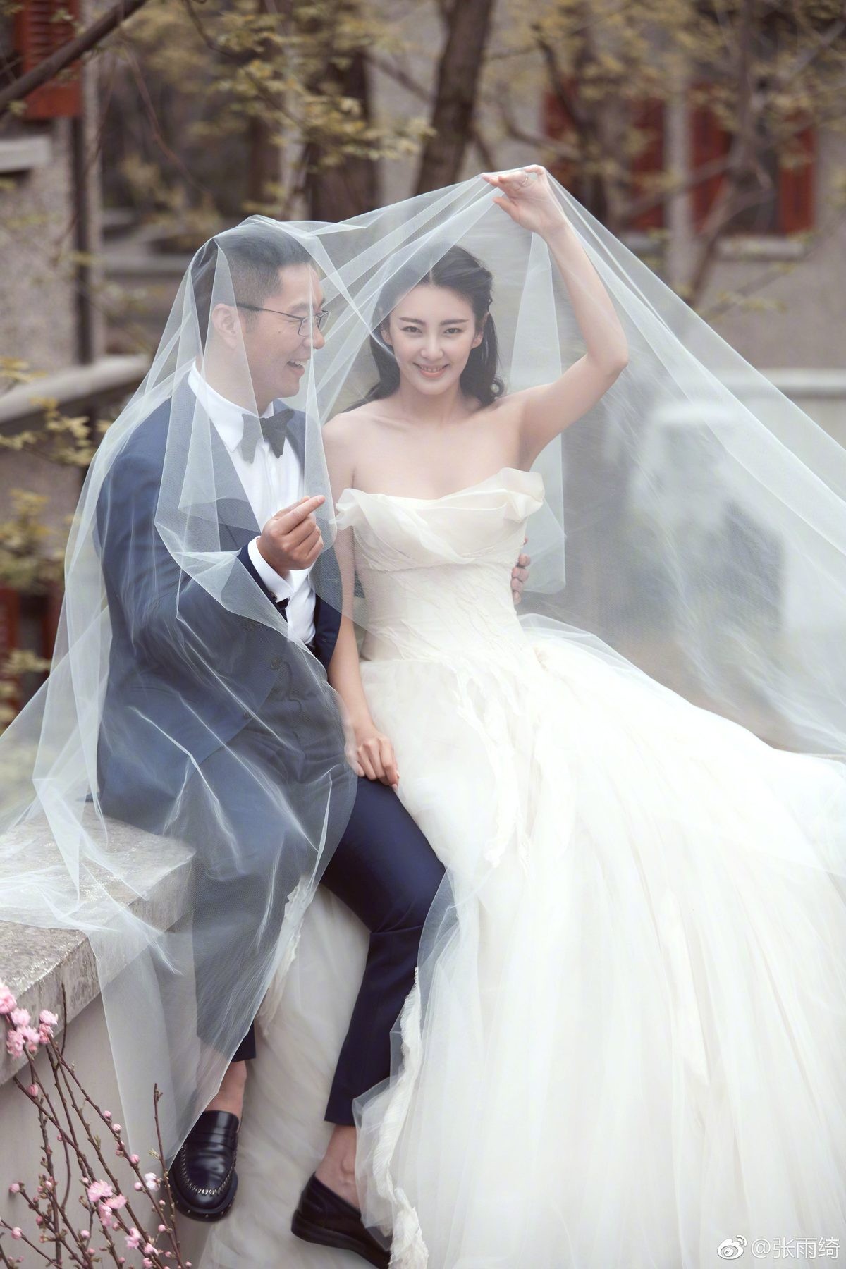 张雨绮以放松姿态倚靠沙发，眼神望向远方，仿佛沉浸在艺术构思中，画面充满故事性与空间感