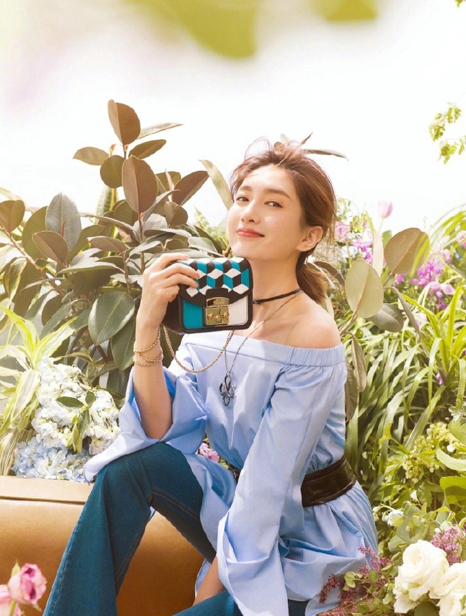 江疏影脚踩细高跟，脚踝钻石链与薄纱下若隐若现的肌肤形成对比，碰撞出华丽与危险交织的节奏感