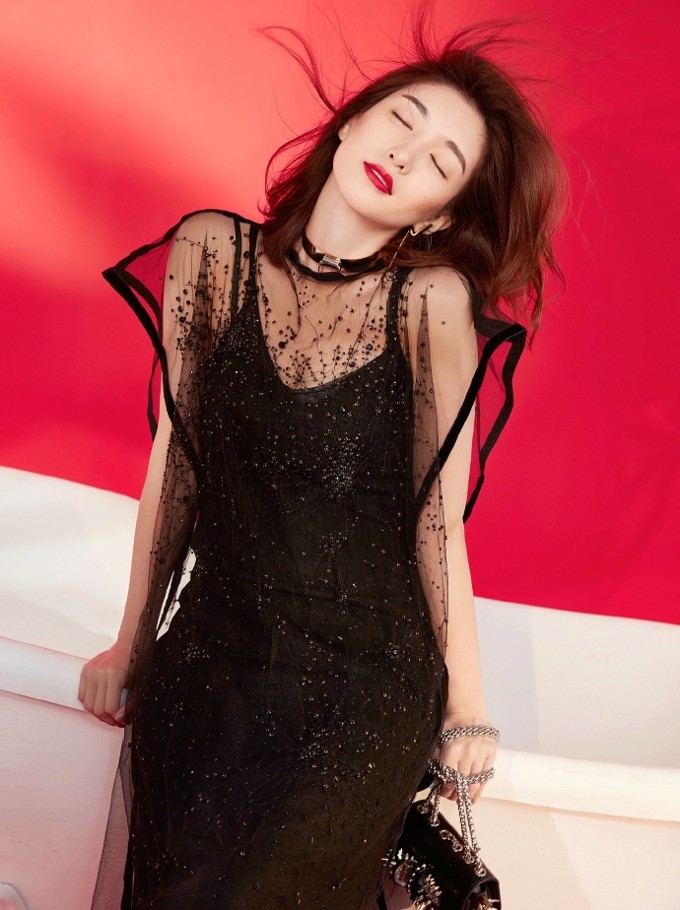 江疏影漫步于斑驳暮色与窗棂阴影之中，裙摆褶皱与光影重叠如神秘图腾，背影泛着珍珠般温润光泽