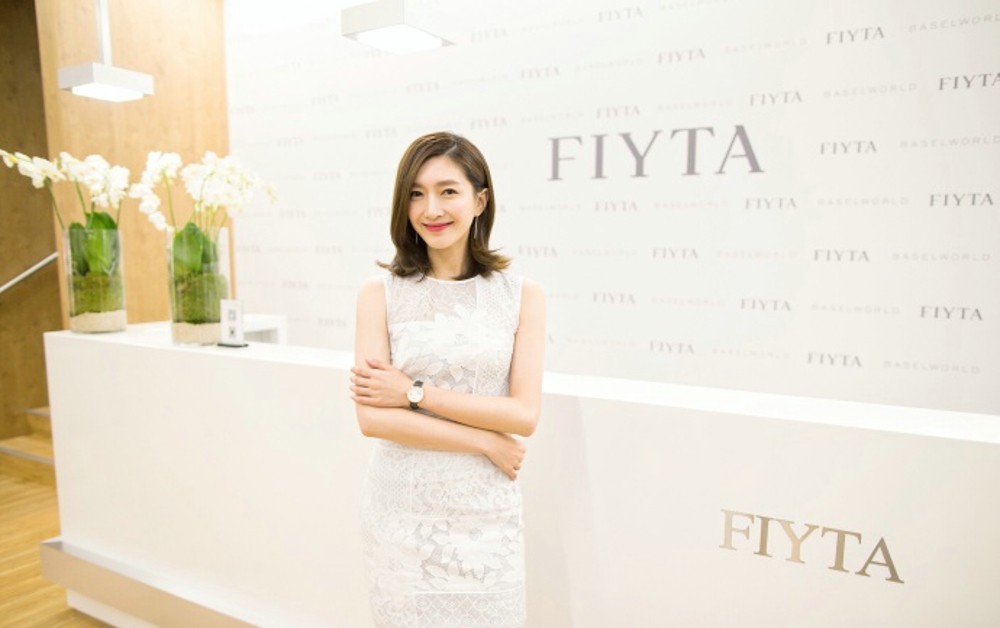 江疏影以红黑经典配色出镜，黑色皮衣与皮草帽下的冷白皮，在巨大红色蝴蝶结与飘雪中展现酷飒甜美