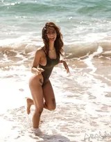 逆光佇立，健美身姿鑲嵌於落日熔金之中