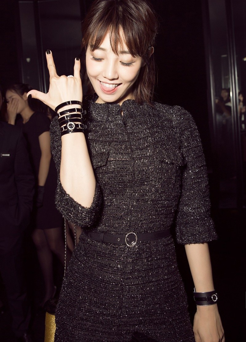 白百何身穿黑色刺绣长裙优雅转身，裙摆翩跹，侧颜线条分明，气质高贵典雅