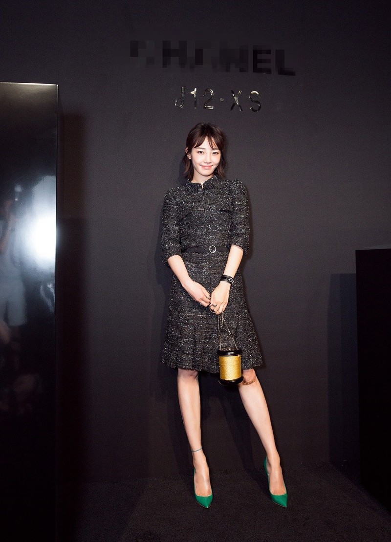 白百何整体造型特写，刺绣长裙的奢华质感与细腻工艺一览无余，尽显奢华时尚