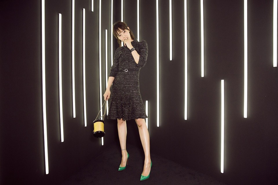 白百何近距离面部特写，眼神坚定柔和，与刺绣裙的古典美相融合，彰显文艺女神范