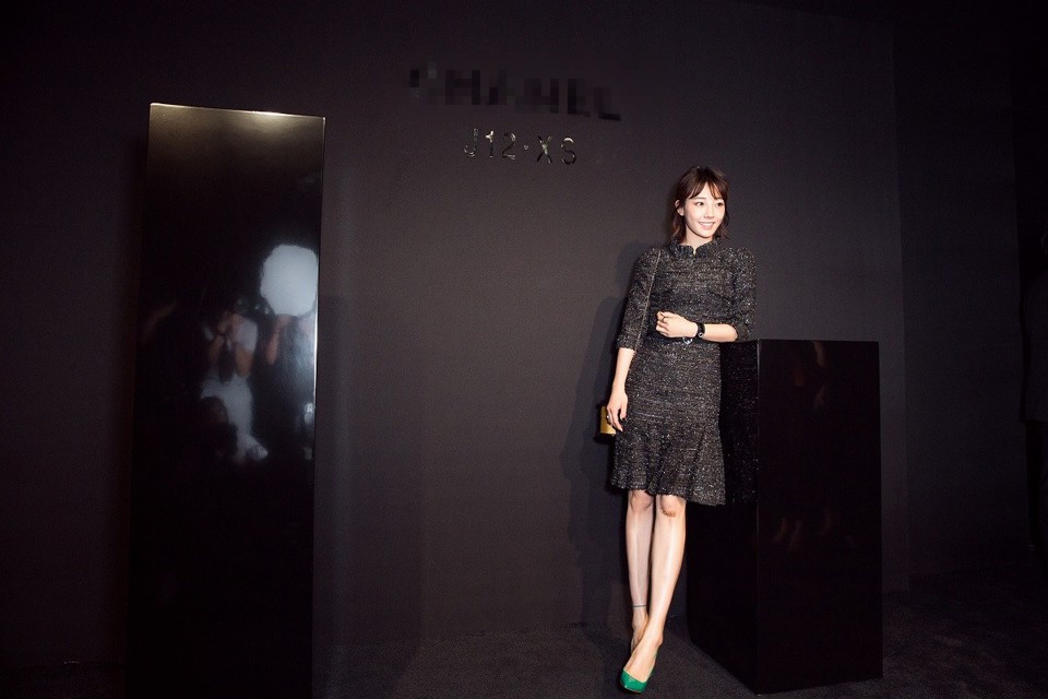 白百何身着刺绣长裙的全身背面或侧面角度，展现裙装的整体流线型设计与优雅背影