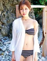 漫步于海浪边缘，蓝白条纹与海洋背景和谐相融，画面清新治愈