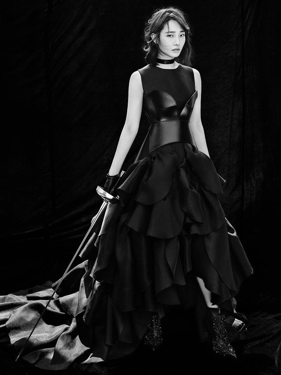 白百何侧身凝视镜头，黑色西装剪裁利落，眼神坚定而深邃，尽显都市女性的独立与果敢