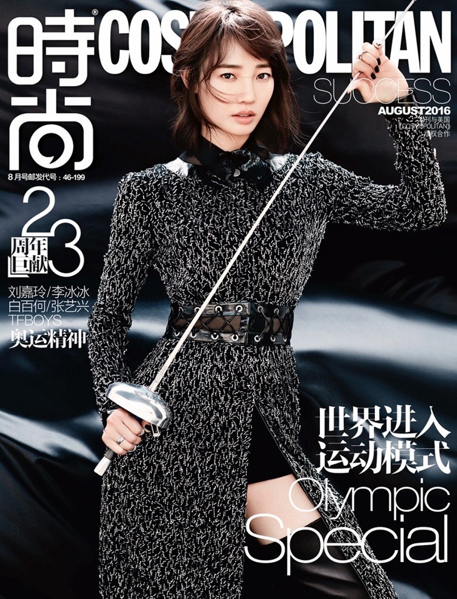 白百何直面镜头，短发清爽，一抹浅笑兼具温柔与力量，经典黑白格调烘托出永恒的魅力瞬间