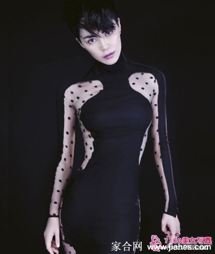 王菲身着廓形西装，展现刚柔并济的中性魅力，气场全开