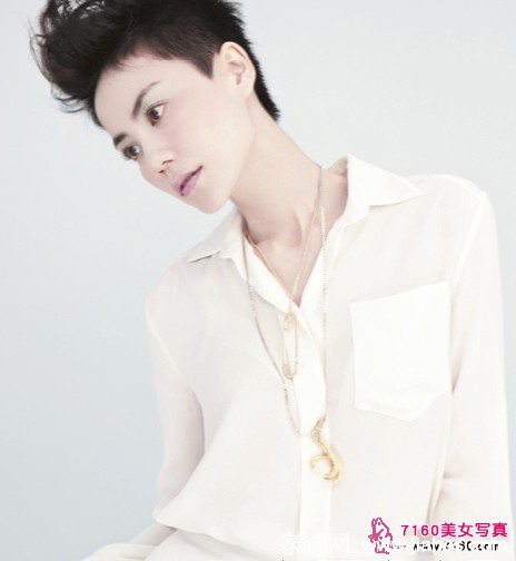 王菲身着飘逸长裙，在动态抓拍中裙摆飞扬，充满灵动与力量感