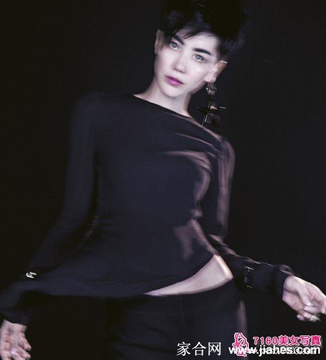 王菲身穿红色古典长裙，在光影交织中回眸，尽显东方典雅韵味