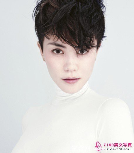 王菲以整体造型亮相，服装细节与整体姿态和谐统一，彰显天后风范