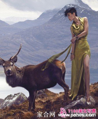 近距离捕捉王菲的面部表情，眼神深邃充满故事感，唇部妆容精致凸显个性