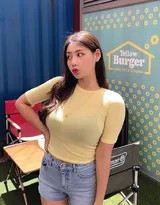 女孩站立眺望，背影纤细中蕴含力量，牛仔短裤与集装箱背景构成一幅充满故事感的画面