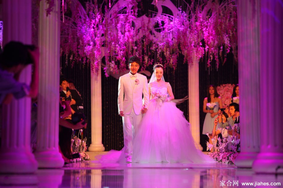 李小璐贾乃亮在绚烂花墙前默契相拥，定格爱情盛放的瞬间