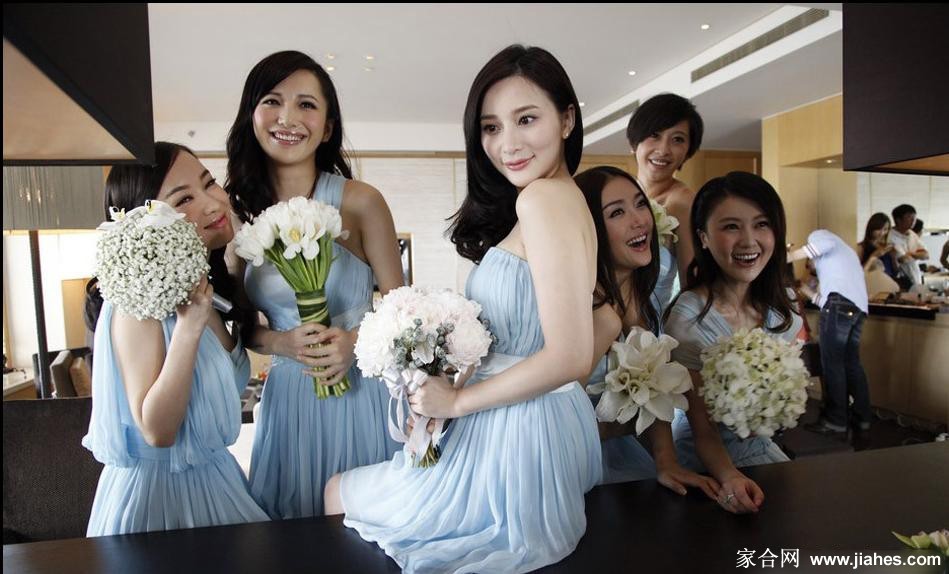 李小璐身披梦幻白纱与贾乃亮深情对视，眼中闪烁幸福泪光