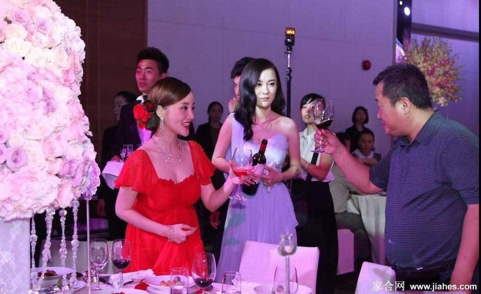 婚礼现场贾乃亮轻轻掀起李小璐的头纱，两人相视一笑瞬间永恒