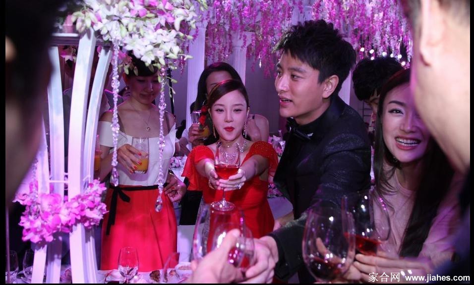 新人面向镜头展示璀璨婚戒，指尖交汇处见证永恒誓约