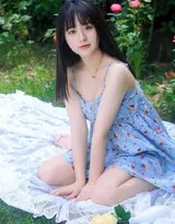 身着白色连衣裙的少女赤足立于湿润草地，微微侧首，发丝轻扬，仿佛在聆听雨后微风与自然的私语。