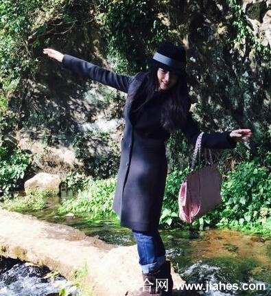 暖阳透过枝叶洒在杨钰莹身上，她闭目感受微风与秋意，脸庞沐浴在柔和光晕之中