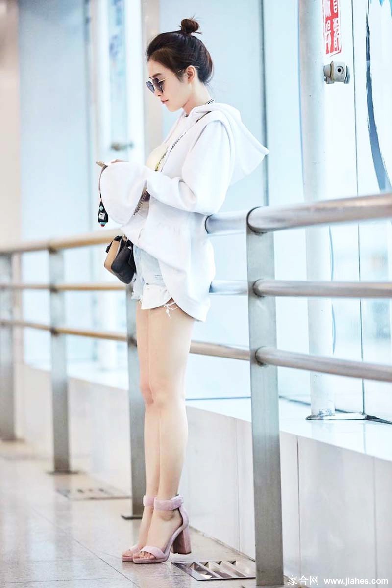 秦岚凝眸远望：沉静思考中散发的温柔与坚定力量