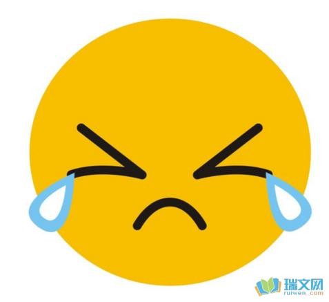 一个孤独的身影在昏暗的雨中独行，雨水与泪水交织，仿佛整个世界都沉浸在无尽的灰蒙之中