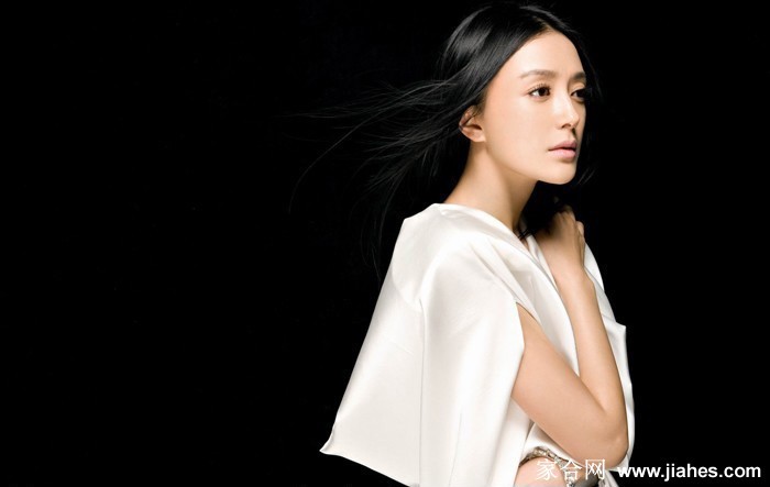 秦岚近距离特写眼眸深邃，红唇微启散发迷人魅力，肌肤质感细腻如暖玉