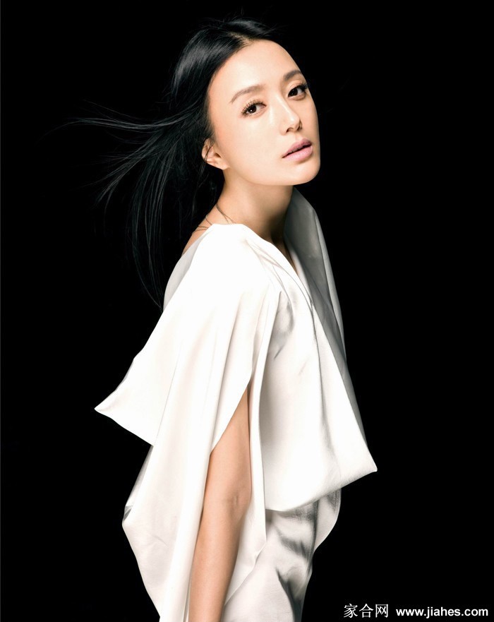 秦岚托腮凝思气质静谧，光影勾勒面部轮廓，静谧中蕴含无限故事与力量