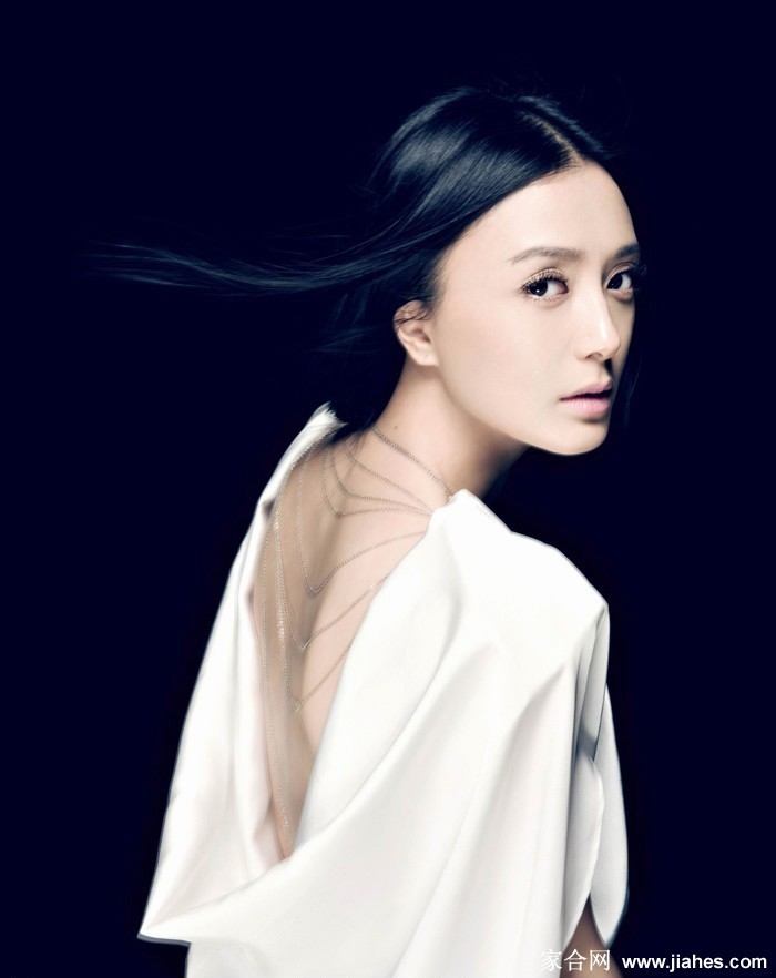 秦岚身着丝绸睡袍慵懒倚靠，珍珠项链点缀精致锁骨，眼眸含笑尽显温柔光泽