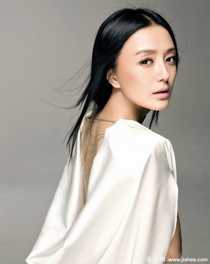 秦岚穿白色紧身连衣裙展现完美腰臀比，侧身而立曲线玲珑，气质优雅如天鹅