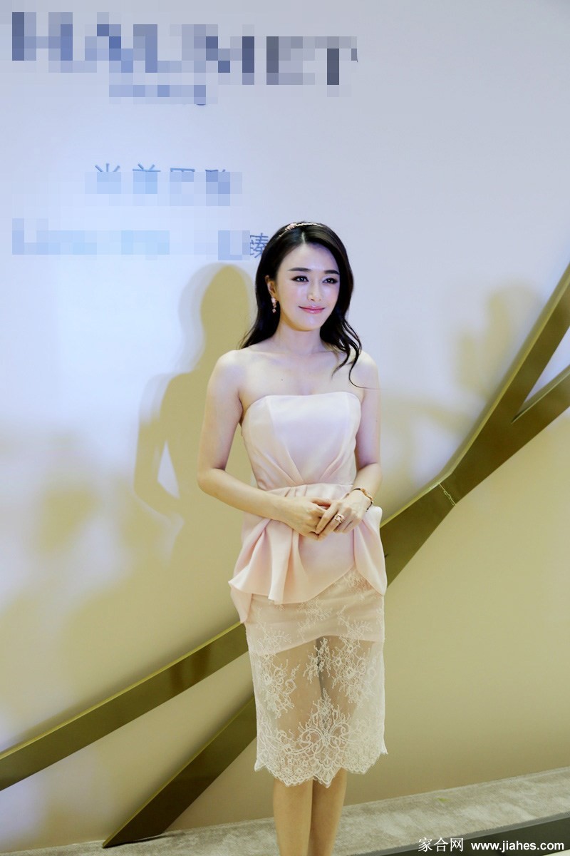 秦岚身着黑色礼服侧身回眸 颈间钻石项链如星河倾泻