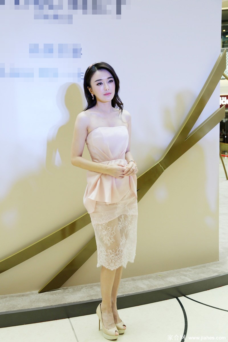 秦岚优雅凝视镜头 耳畔流苏耳环摇曳生姿熠熠生辉