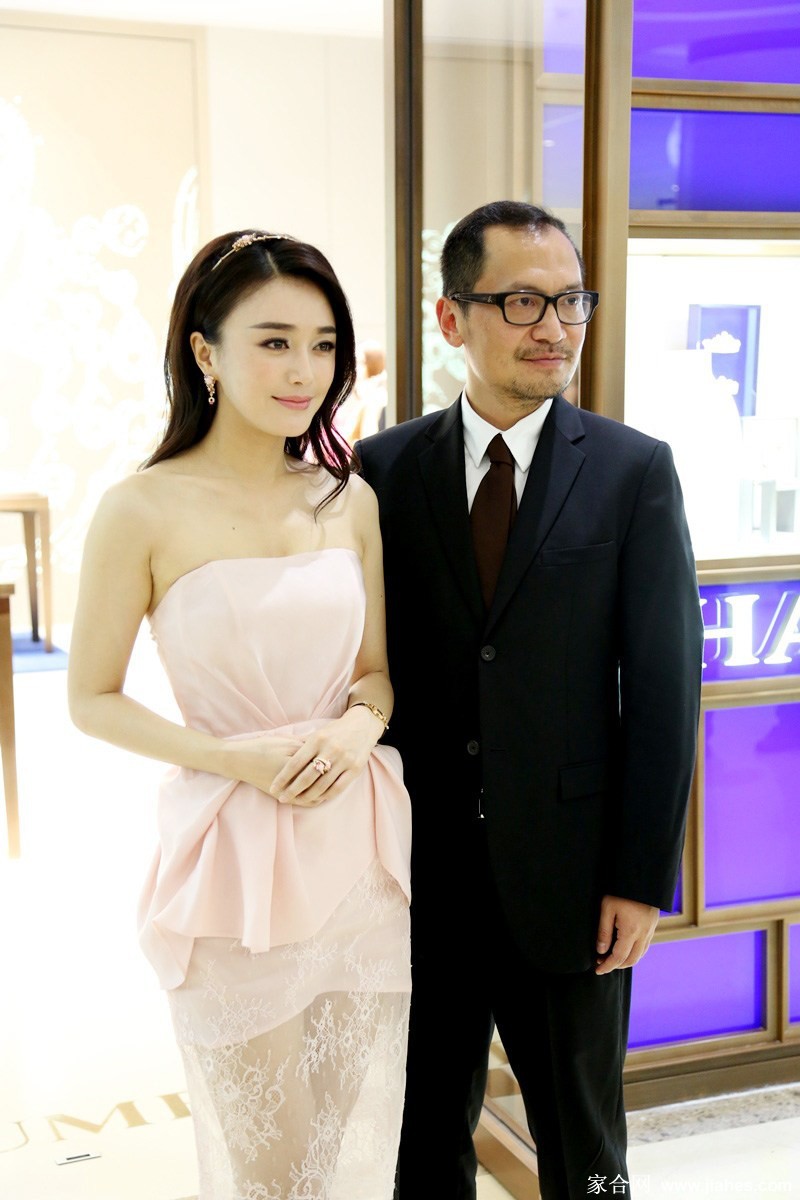 秦岚背影摇曳裙摆轻扬 奢华珠宝点缀于耳畔与颈间