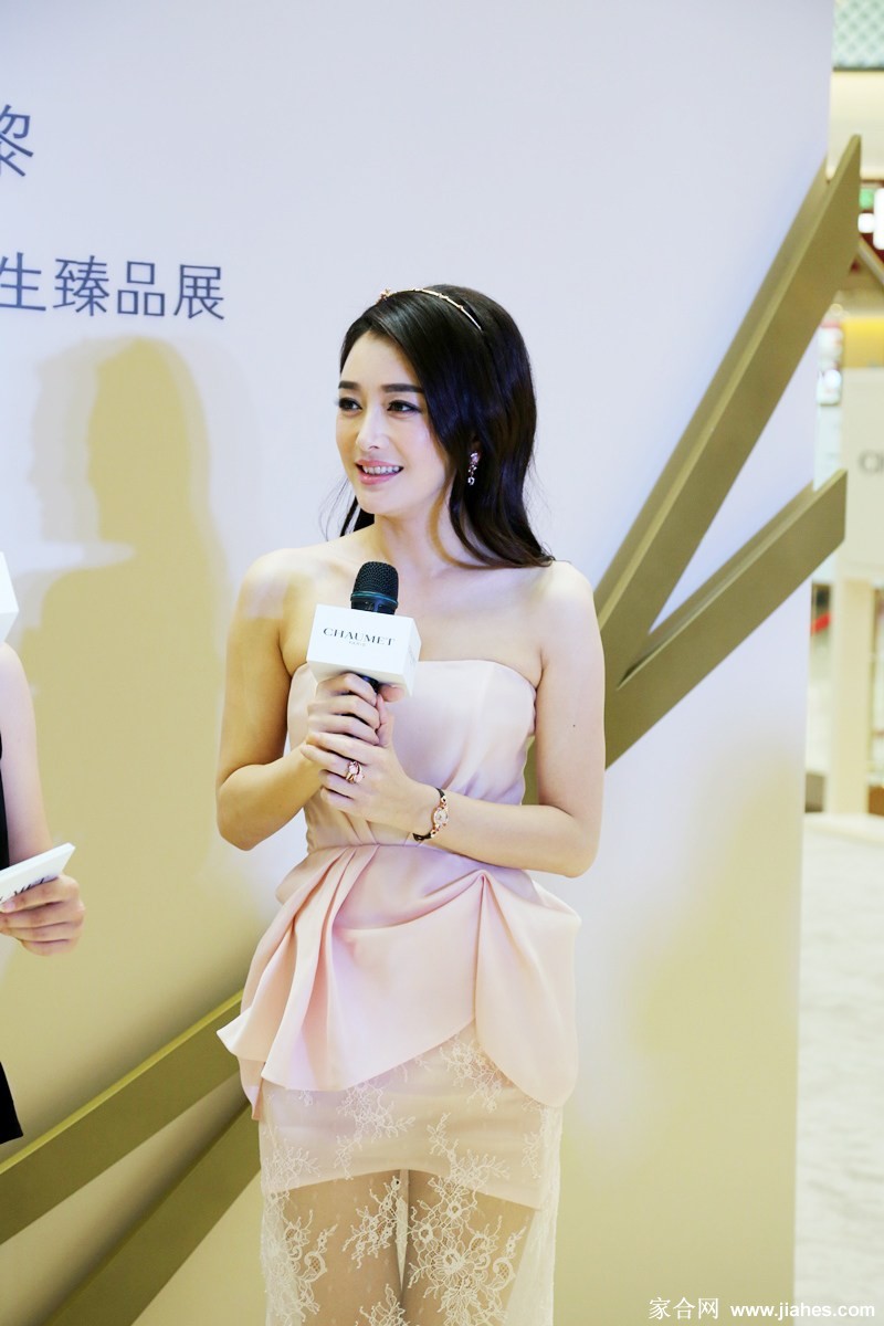 秦岚轻抚奢华珠宝项链 眉眼低垂间尽显温柔韵味