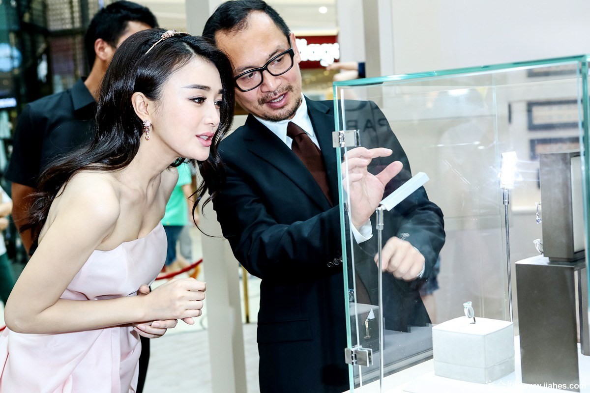 秦岚身穿露肩礼服展现完美肩线 璀璨珠宝点亮整体造型