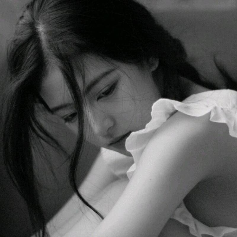 逆光中垂首的剪影，发丝如记忆般纷乱，整个画面沉浸在一种静谧而怀旧的氤氲里