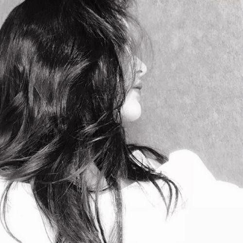 模糊的雨痕划过玻璃，其后的人脸朦胧而疏远，眼神中透着渴望穿透隔阂的微光