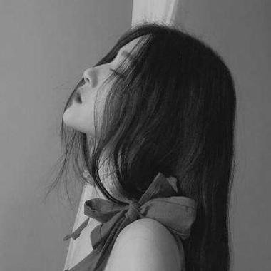 侧影沉浸在昏暗中，一缕微光勾勒出鼻梁与眼睫的轮廓，仿佛思绪正沉入无人之境