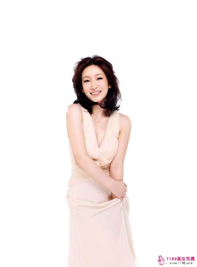 秦海璐徜徉林间小径回眸瞬间散发仙气