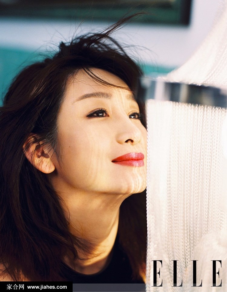 秦海璐侧颜凝视远方，卷发轻拂脸庞，红唇与深邃眼神诉说故事