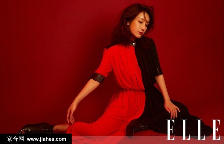 暖色调光影中秦海璐回眸，发丝与光影交织，展现慵懒而高级的性感