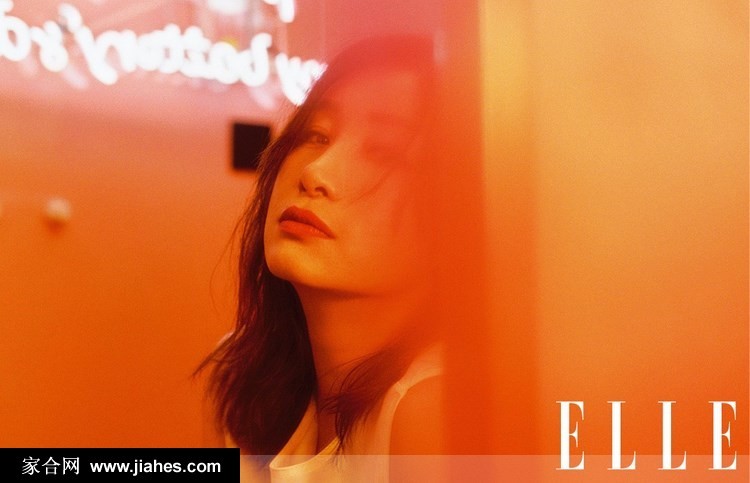 光影交错间秦海璐展现多面魅力，坚定与柔媚共存，诠释复杂美感