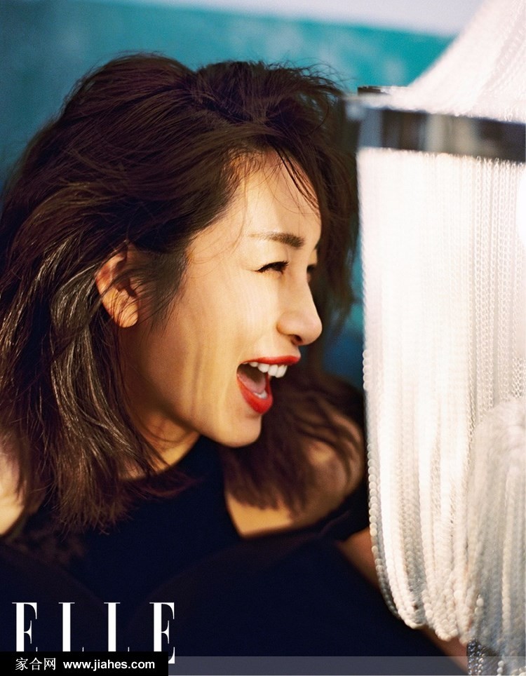 秦海璐置身复古场景中，姿态优雅，红唇与整体造型展现轻熟女性魅力